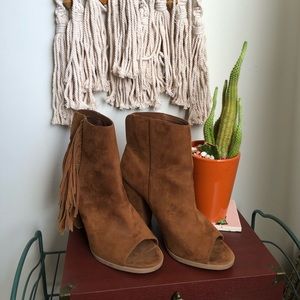 DV booties size 10 fringe